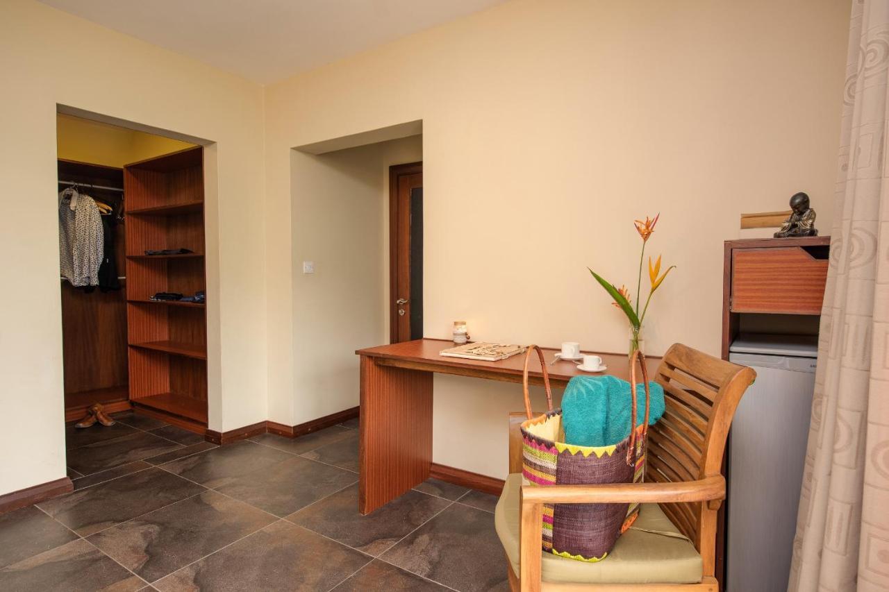 Happy Days Guest House Le Morne Bagian luar foto