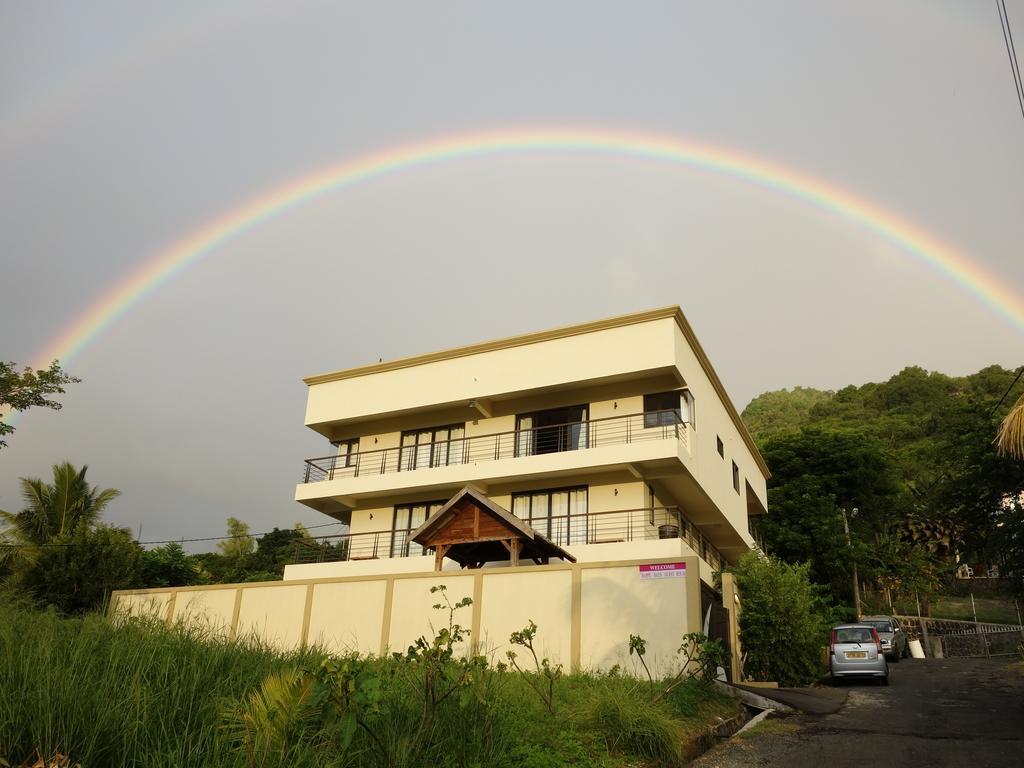 Happy Days Guest House Le Morne Bagian luar foto