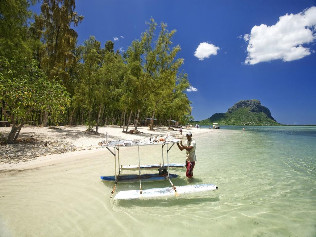 Happy Days Guest House Le Morne Bagian luar foto