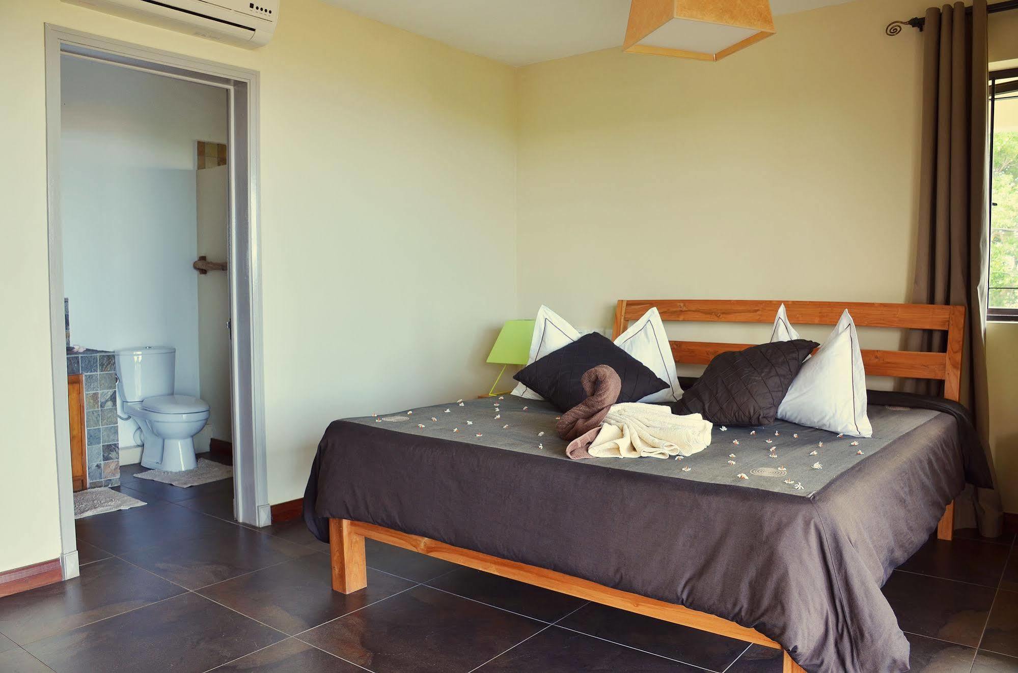 Happy Days Guest House Le Morne Bagian luar foto